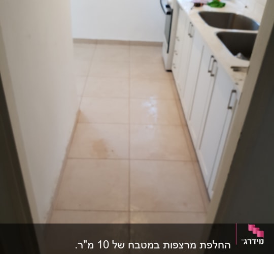 מטבח עם ארונות לבנים וכיור כפול